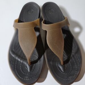 Crocs  womens R10 Thong style Flip Flops. Size 8